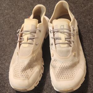 8.5 M On Cloud 5 Coast Women's Running Sneakers